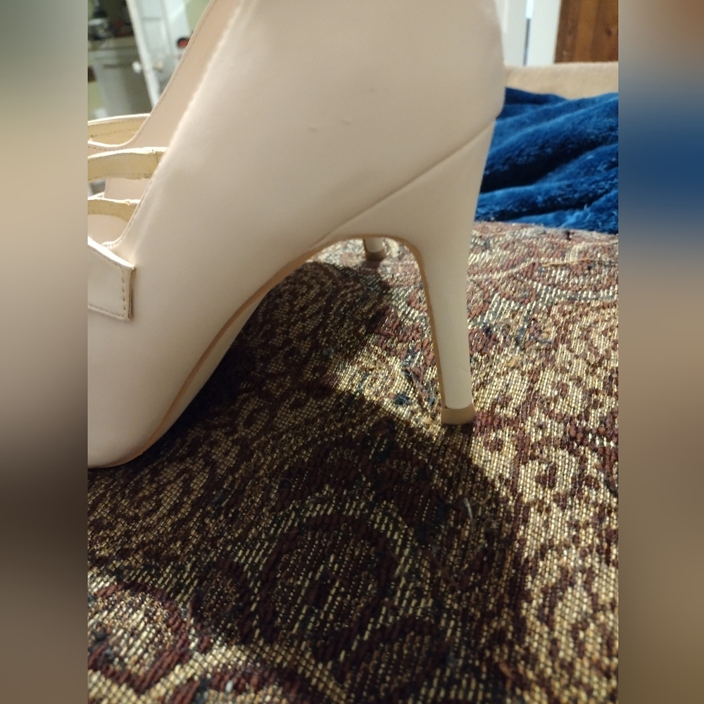 Heels - Picture 2 of 9